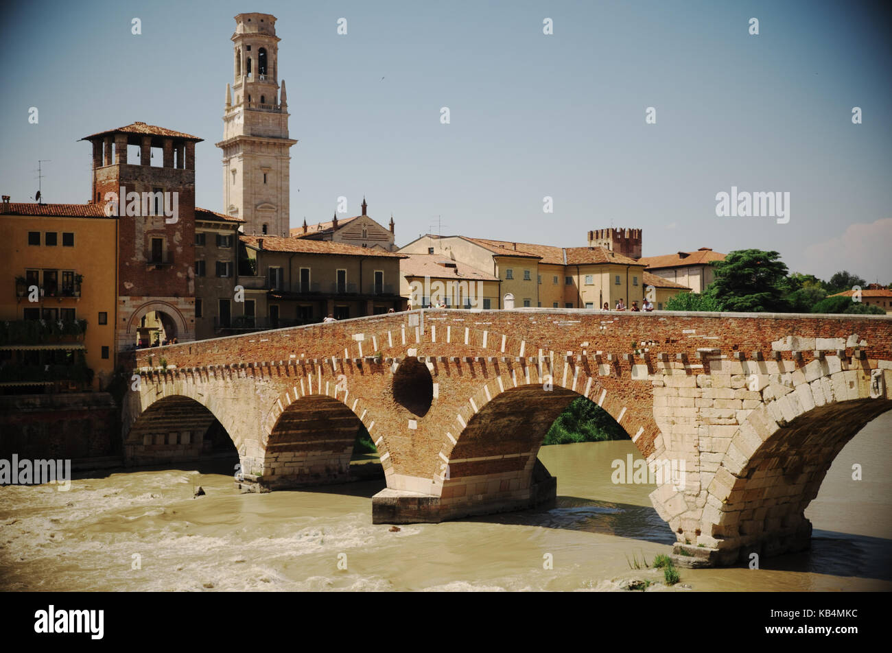Verona, Italia el antiguo Puente Pietra sobre el Río Adige Foto de stock