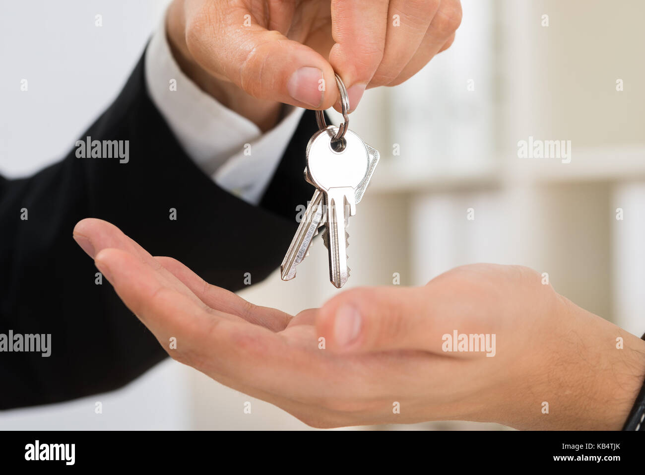 El hombre coger las llaves en la bandeja personal Fotografía de stock -  Alamy