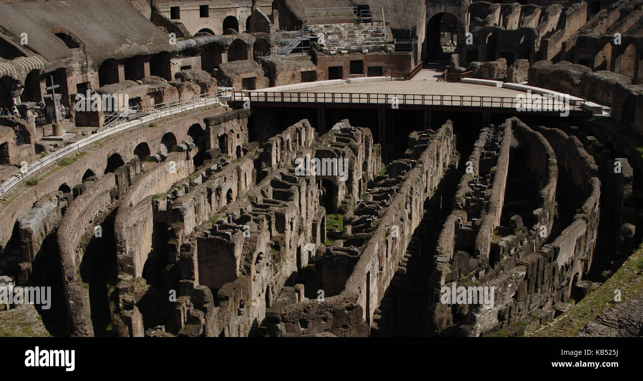 Anfiteatro Flavio o Coliseo romano. Construido en el período 70-80 EC. flavian dinastía. interior. la arena. Roma, Italia. Foto de stock