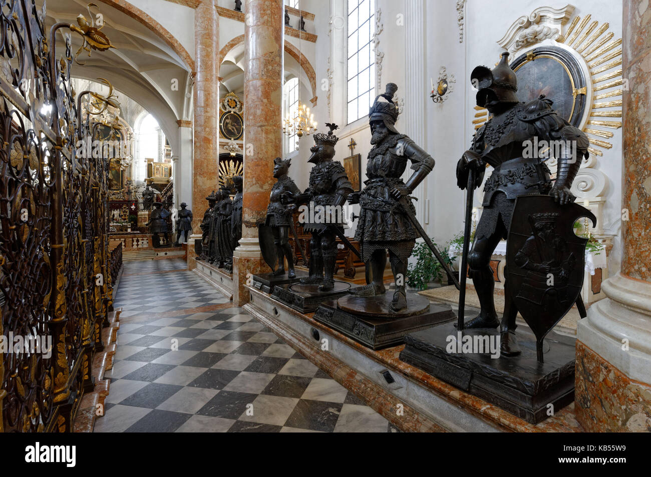 Austria, Tirol, Innsbruck, Hofkirche, 28 estatuas monumentales de bronce rodean la tumba del emperador Maximiliano I, el monumento imperial más importante de Europa Foto de stock