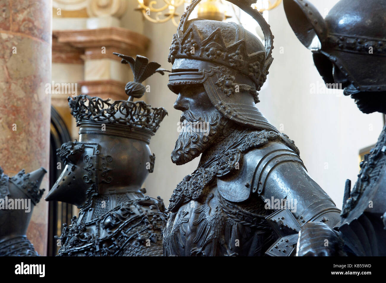 Austria, Tirol, Innsbruck, hofkirche, 28 monumentales estatuas de bronce rodean la tumba del emperador Maximiliano 1st, el más importante monumento imperial en europa Foto de stock