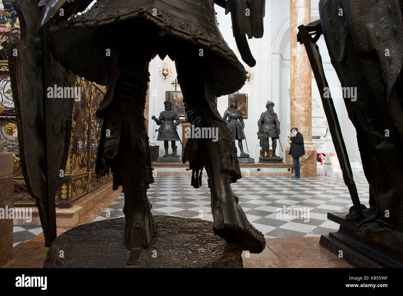 Austria, Tirol, Innsbruck, Hofkirche, 28 estatuas monumentales de bronce rodean la tumba del emperador Maximiliano I, el monumento imperial más importante de Europa Foto de stock