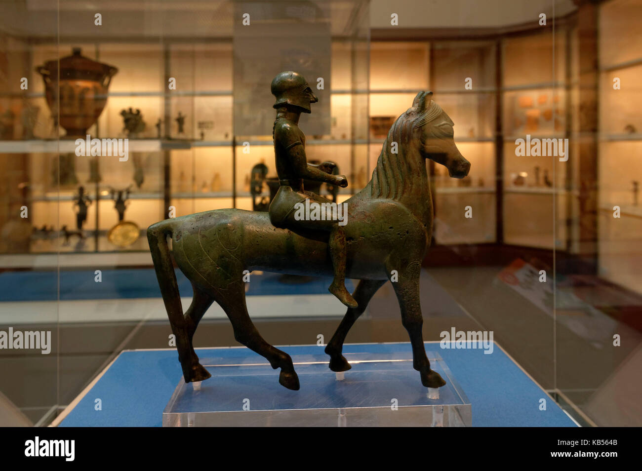 Reino Unido, Londres, Bloomsbury, el British Museum, una estatuilla de bronce de un guerrero a caballo, alrededor del año 550 a.c. Foto de stock