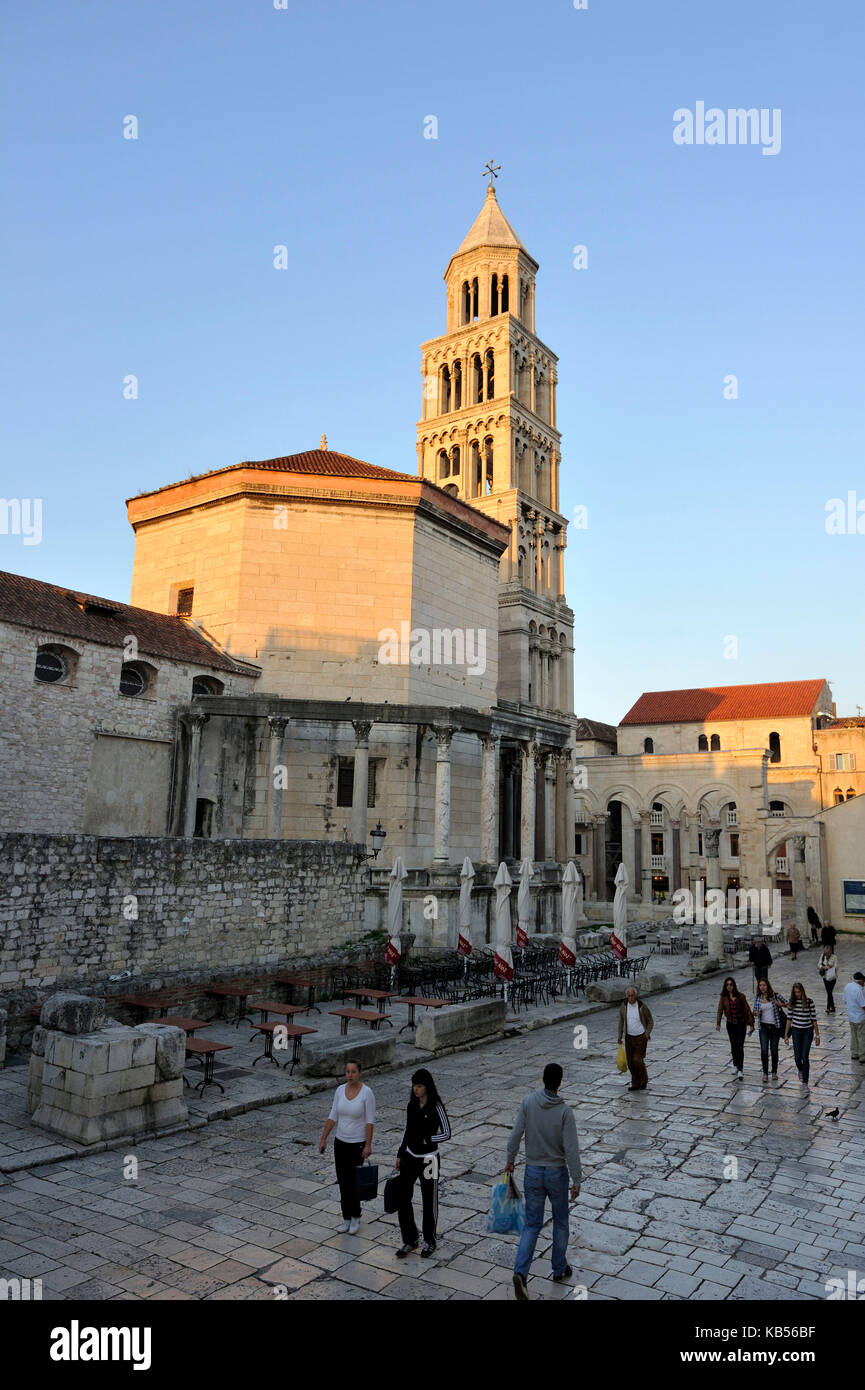 Croacia, Costa de Dalmacia, Split, antigua ciudad romana listados como patrimonio mundial por la UNESCO, la catedral de san Domnio y palacio de Diocleciano Foto de stock
