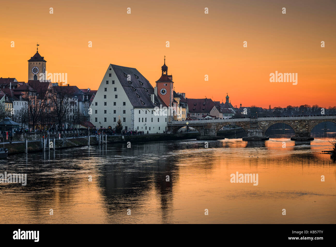El casco antiguo de la ciudad de Regensburg, Alemania al atardecer Foto de stock