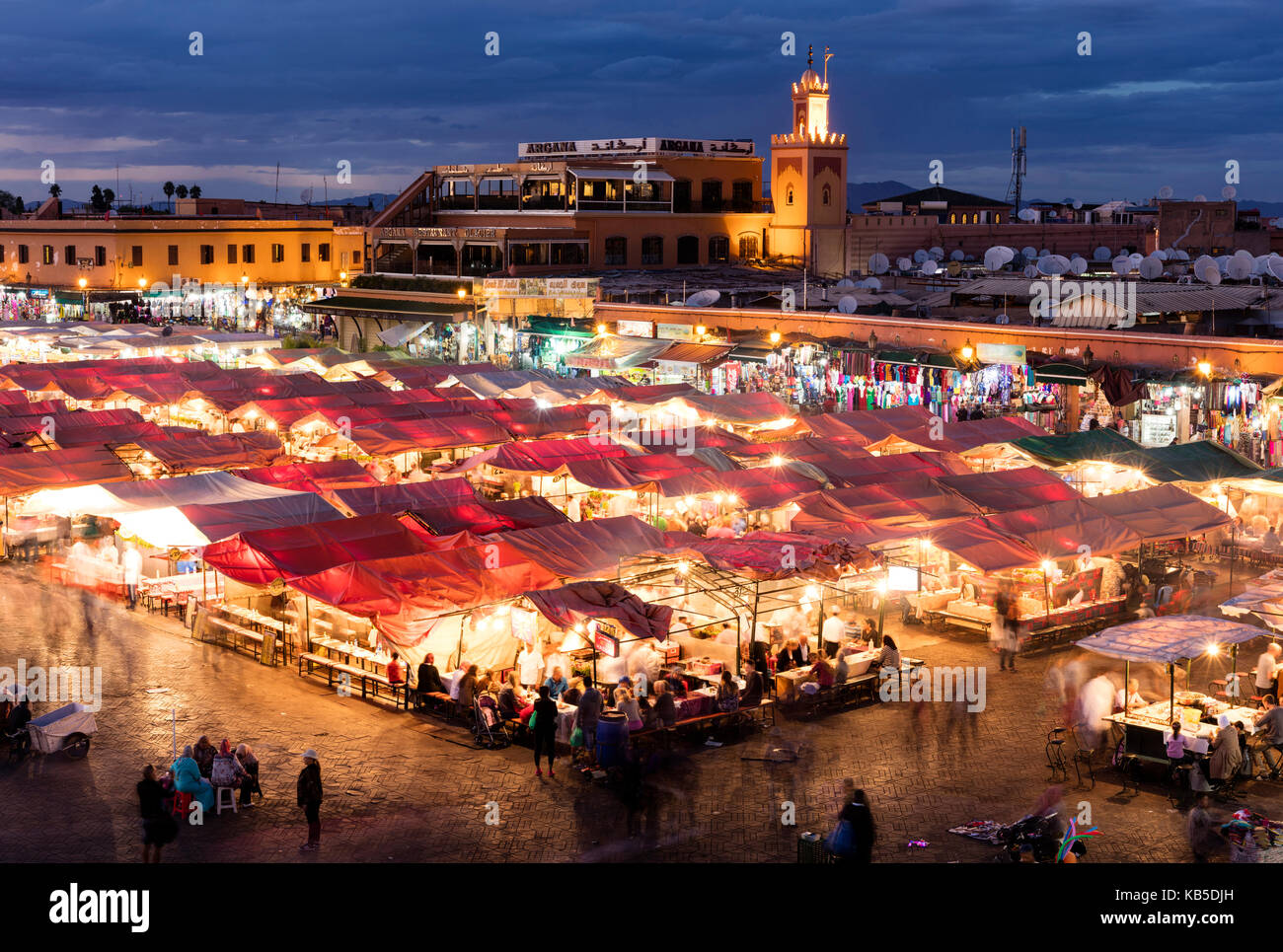 Vistas de la plaza Djemaa el Fna al atardecer mostrando puestos de comida y tiendas, Marrakech, Marruecos, África del Norte, África Foto de stock