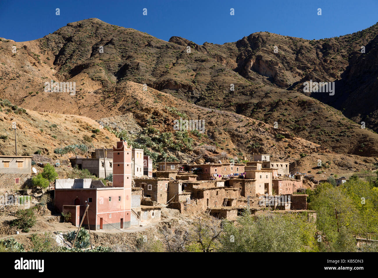 Tradicional pueblo en las estribaciones de las montañas del gran Atlas, Marruecos, Norte de África, África Foto de stock