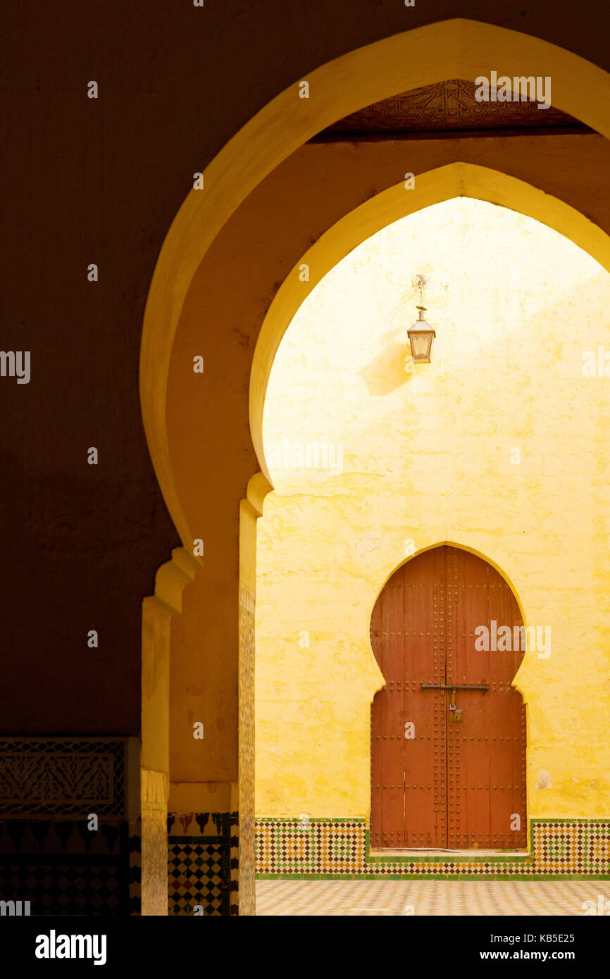 Las portadas y arcos en el mausoleo de Moulay Ismail, Meknes, Marruecos, Norte de África, África Foto de stock