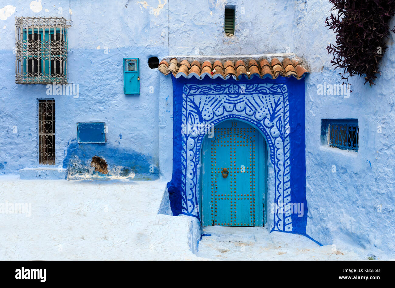 Escena típica en el casco antiguo de la ciudad de Chefchaouen (chaouen) (la ciudad azul), Marruecos, Norte de África, África Foto de stock