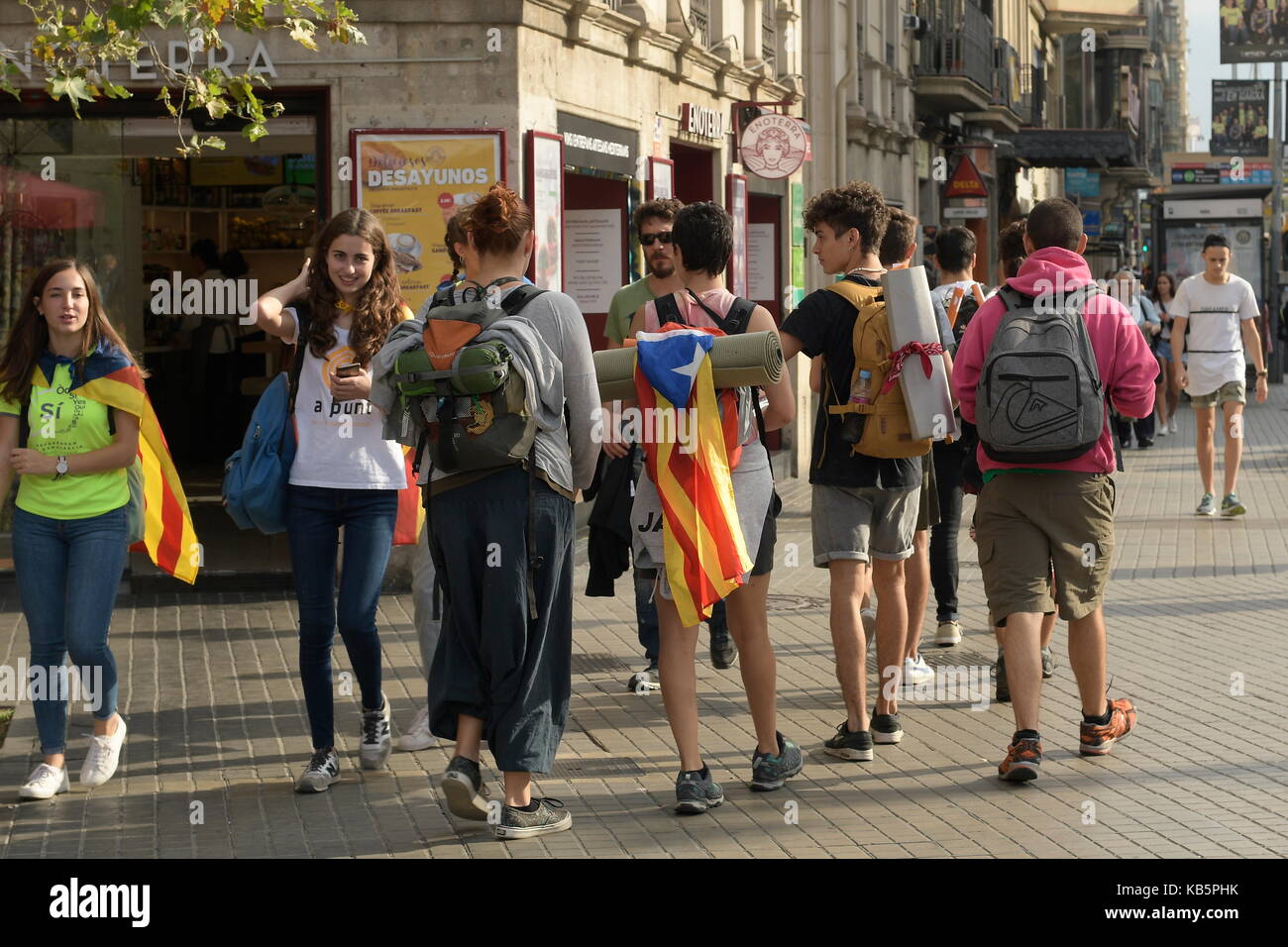 Barcelona, España. El 28 de septiembre de 2017. Los jóvenes de Barcelona con la bandera catalana en el camino a un rally. Crédito: Franz Perc / Alamy Live News Foto de stock