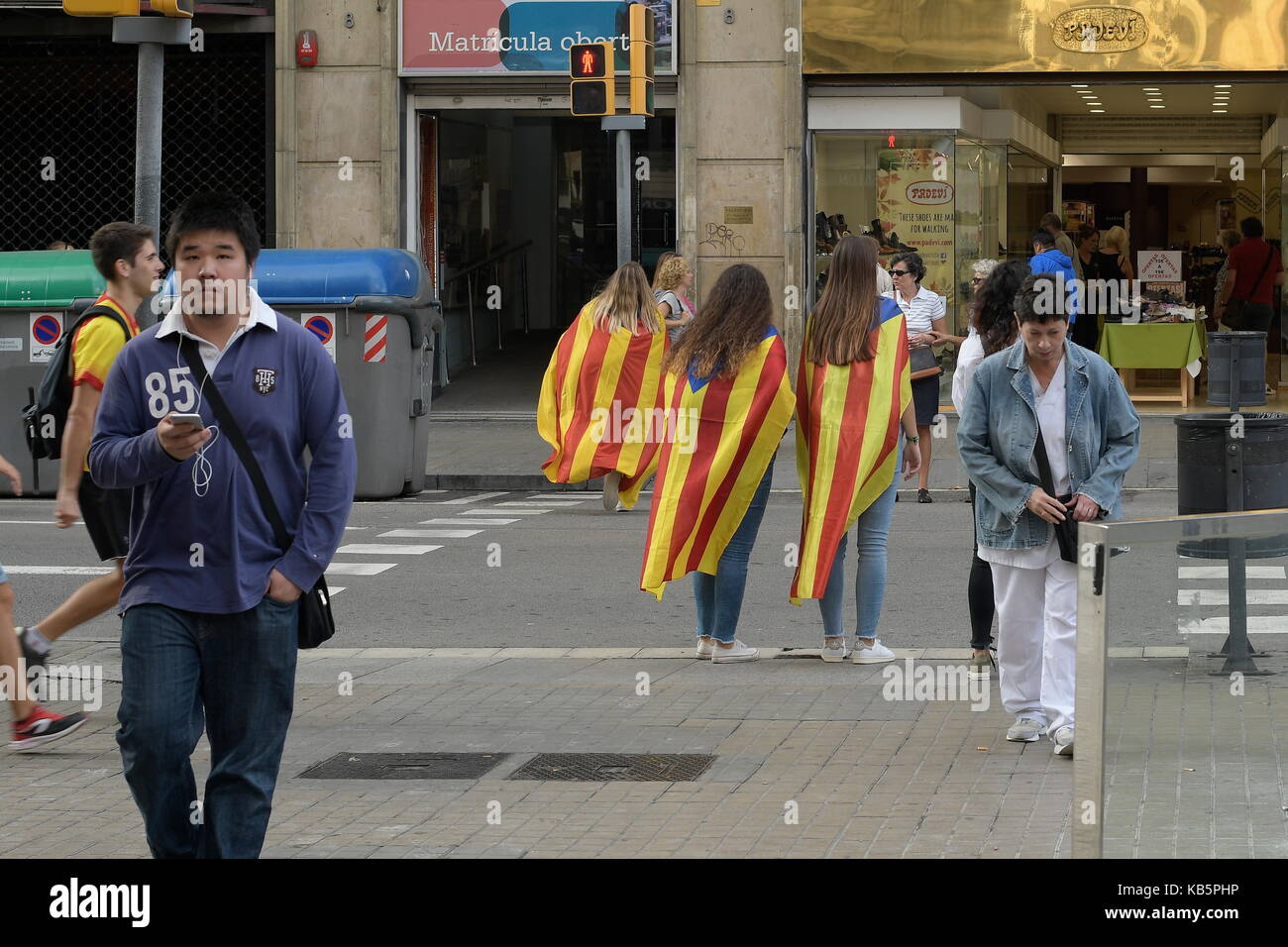 Barcelona, España. El 28 de septiembre de 2017. Los jóvenes de Barcelona con la bandera catalana en el camino a un rally. Crédito: Franz Perc / Alamy Live News Foto de stock