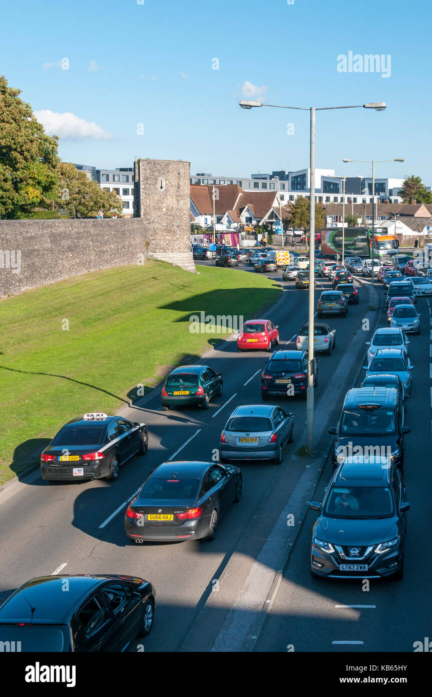 El tráfico pesado en Canterbury queuing pasado antiguas murallas de la ciudad Foto de stock