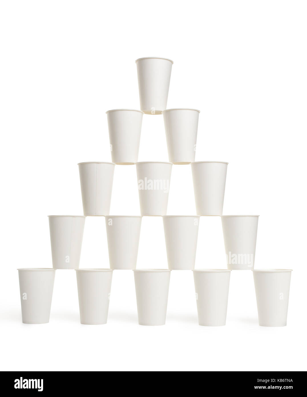 Pirámide de vasos desechables de papel blanco aislado sobre fondo blanco  Fotografía de stock - Alamy