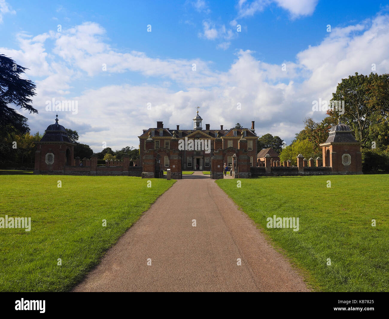 Largo camino que conduce a los jardines Hanbury Hall y la histórica casa solariega, Worcestershire, Inglaterra Foto de stock