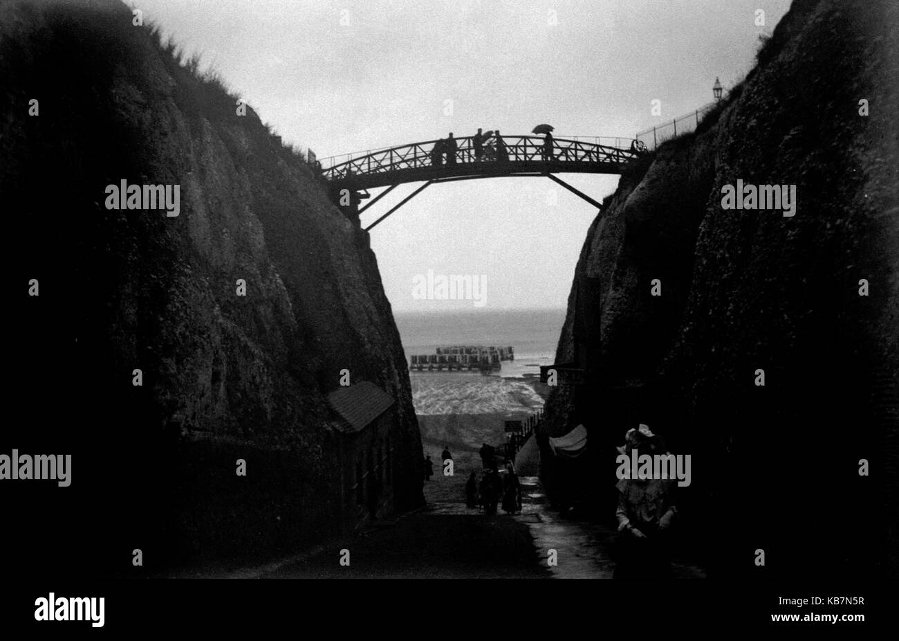 AJAXNETPHOTO. 1903. MARGATE, Inglaterra. - MARGATE GAP, vista mirando hacia la playa. El fotógrafo:DESCONOCIDO IMAGEN DIGITAL © COPYRIGHT AJAX Fuente: Biblioteca de imágenes Vintage Vintage AJAX Biblioteca de imágenes colección REF:AVL 1573 Foto de stock