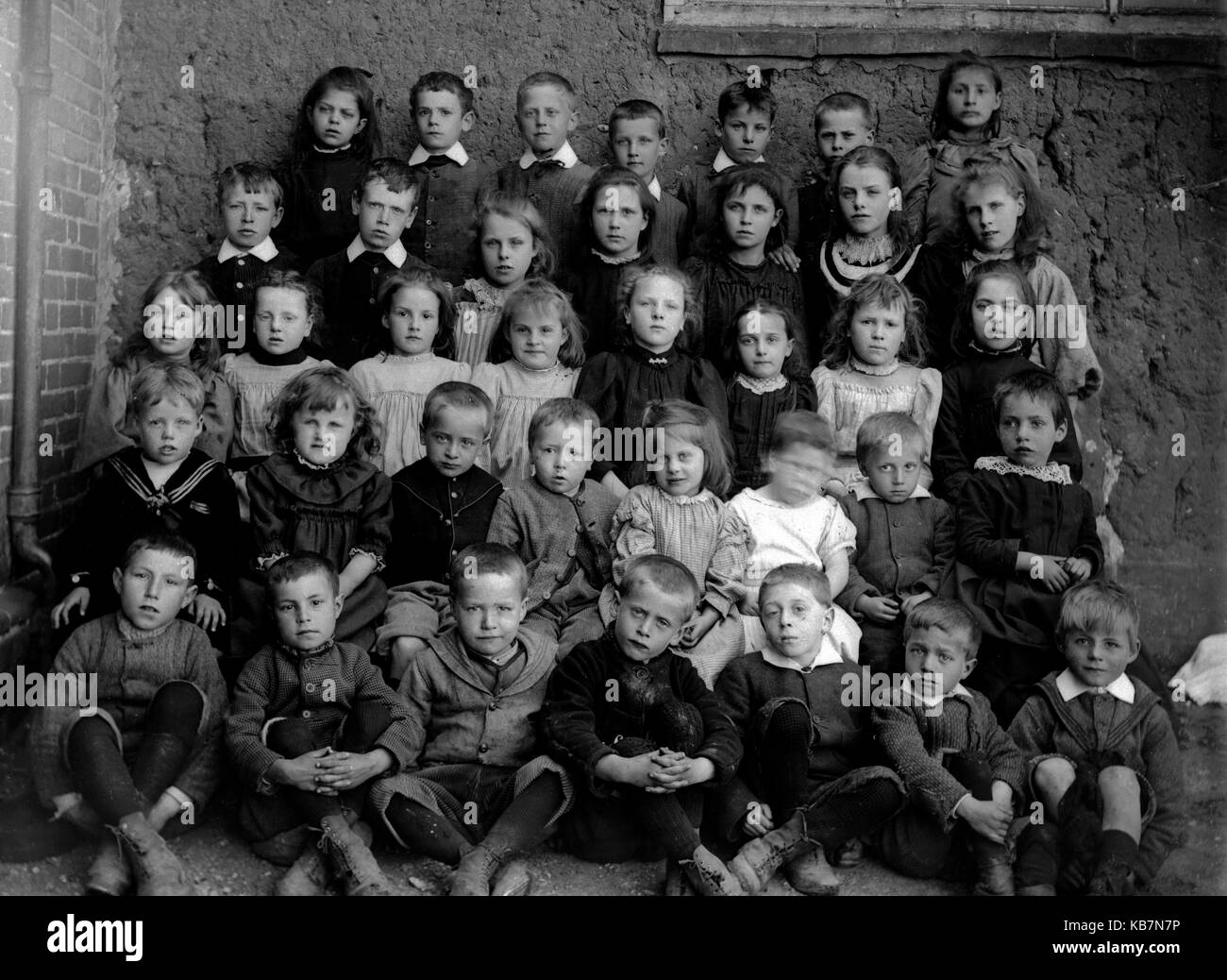 AJAXNETPHOTO. 1890-1914 (aprox.). Ubicación desconocida. - La escuela vertical - Grupo clase posando para la cámara. El fotógrafo:DESCONOCIDO IMAGEN DIGITAL © COPYRIGHT AJAX Fuente: Biblioteca de imágenes Vintage Vintage AJAX Biblioteca de imágenes colección REF:AVL 172109 9 Foto de stock