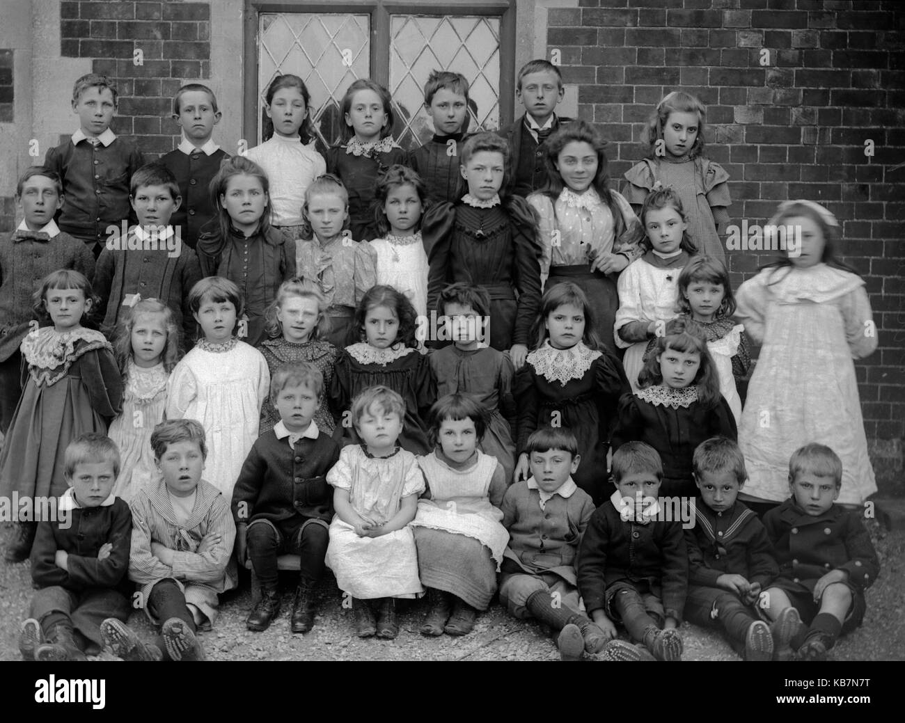 AJAXNETPHOTO. 1890-1914 (aprox.). Ubicación desconocida. - La escuela vertical - Grupo clase posando para la cámara. El fotógrafo:DESCONOCIDO IMAGEN DIGITAL © COPYRIGHT AJAX Fuente: Biblioteca de imágenes Vintage Vintage AJAX Biblioteca de imágenes colección REF:AVL 172109 11 Foto de stock