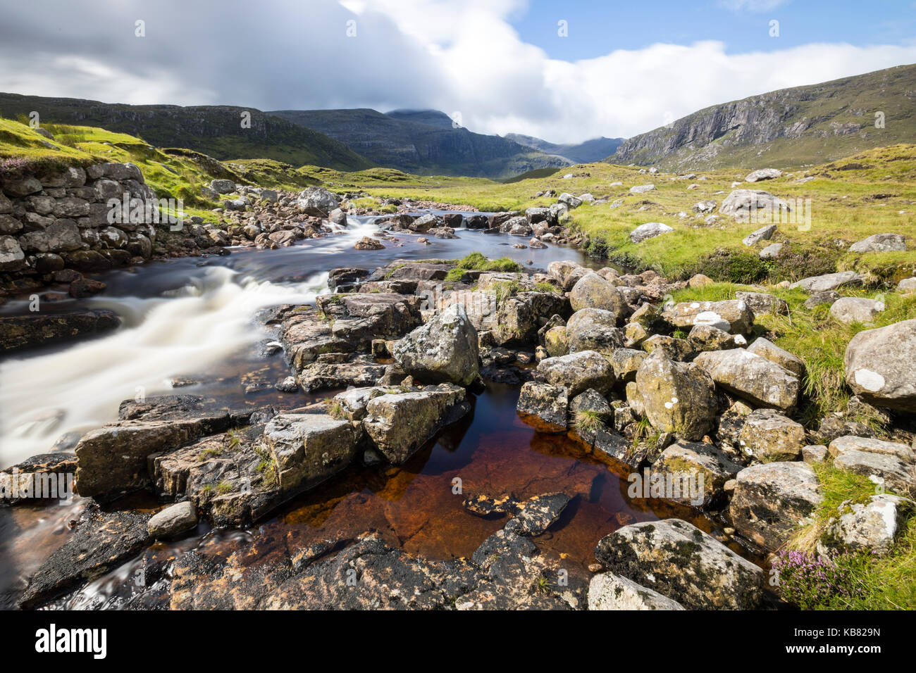 Río de arroyo desde las colinas en la isla de Lewis y Harris, Hébridas Exteriores, Escocia, Reino Unido Foto de stock