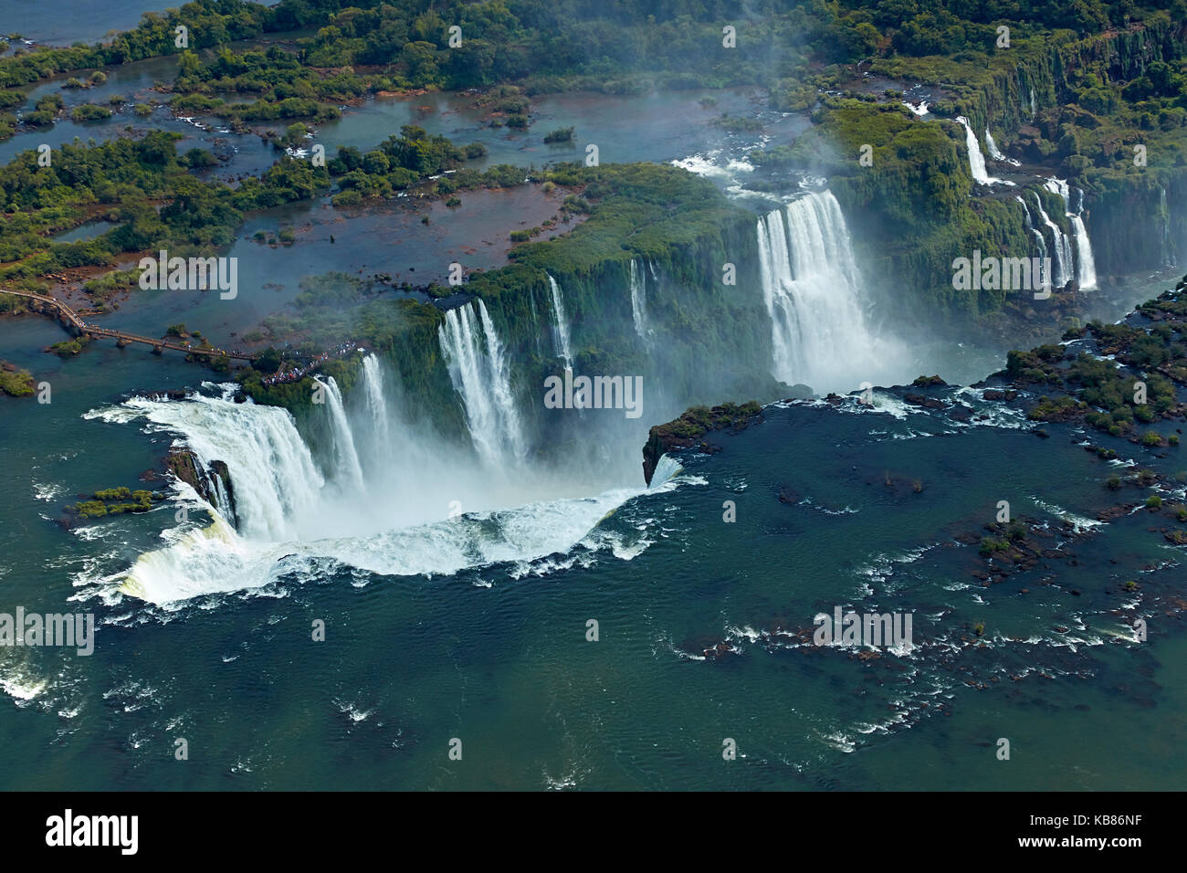 Pasarela y garganta del Diablo (Garganta do Diabo), Cataratas del Iguazú, en Brasil - Frontera Argentina, Sudamérica - aérea Foto de stock