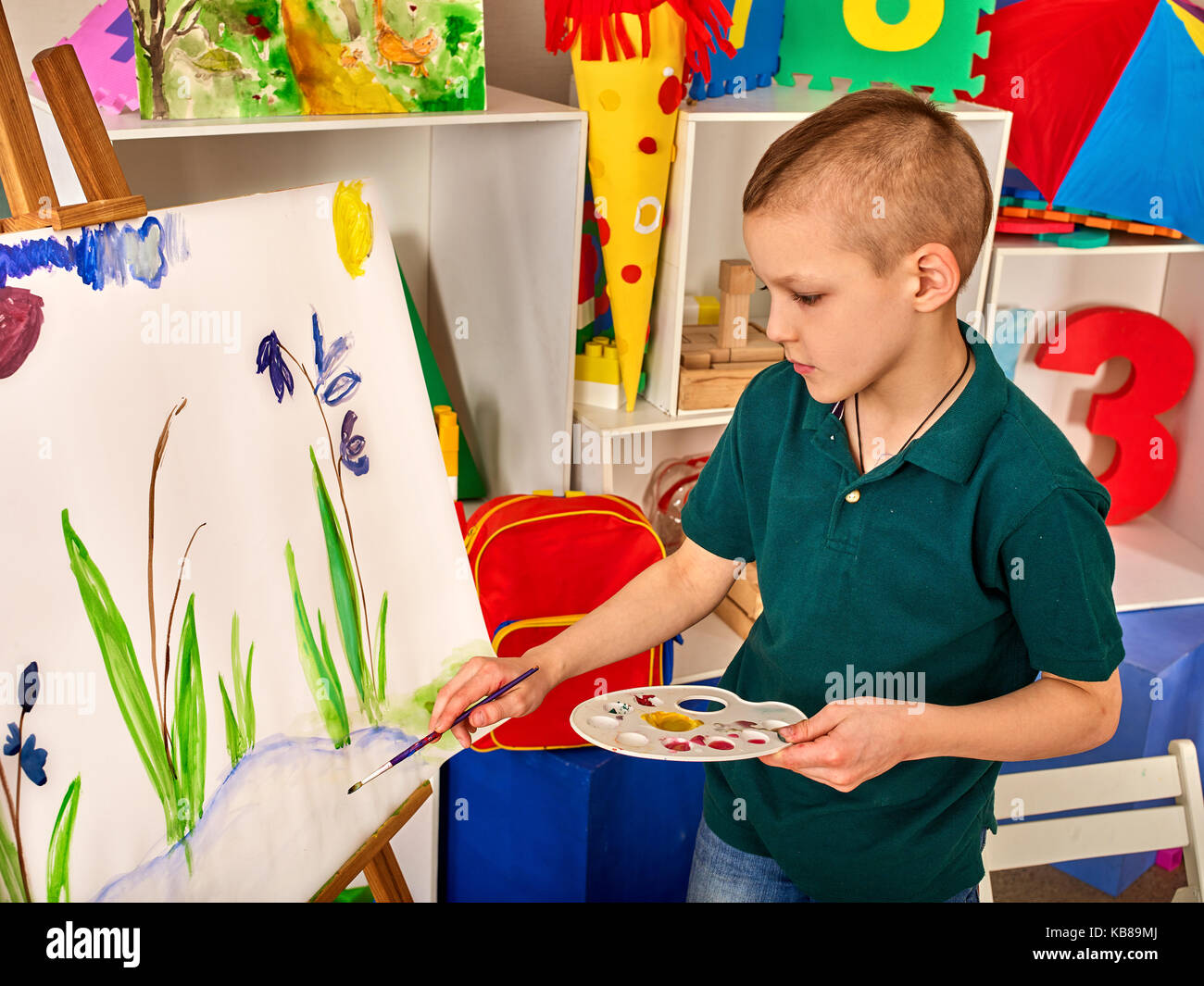 Pintura infantil dedo en caballete. kid niño aprende pintar la escuela  Fotografía de stock - Alamy