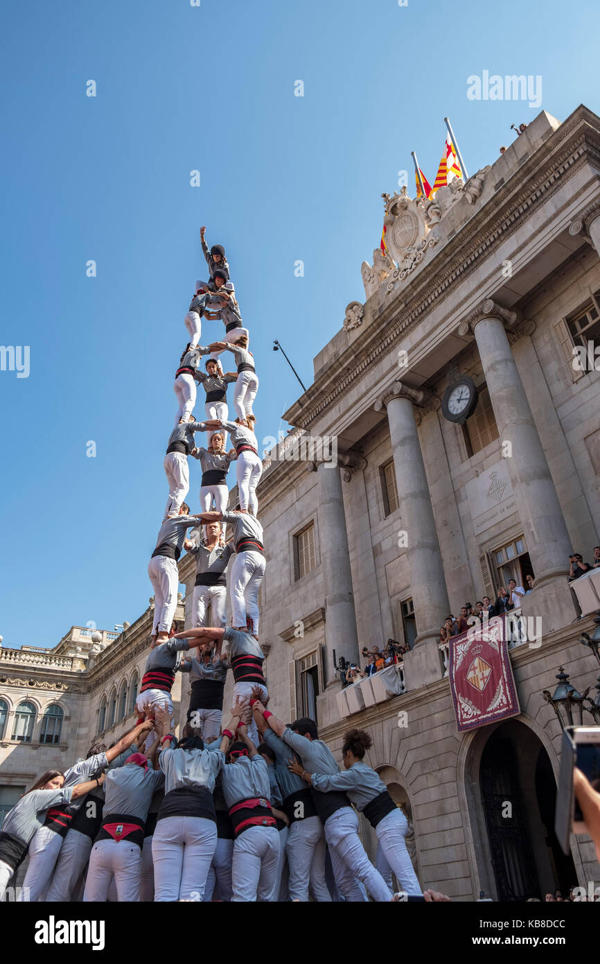 Una de las tradiciones más famosas de Cataluña es el de los "castells" (castillos), que son torres humanas que se levantan por la construcción de diferentes niveles de Foto de stock