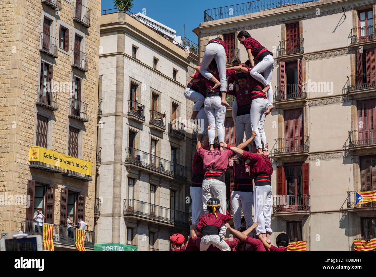 Una de las tradiciones más famosas de Cataluña es el de los "castells" (castillos), que son torres humanas que se levantan por la construcción de diferentes niveles de Foto de stock