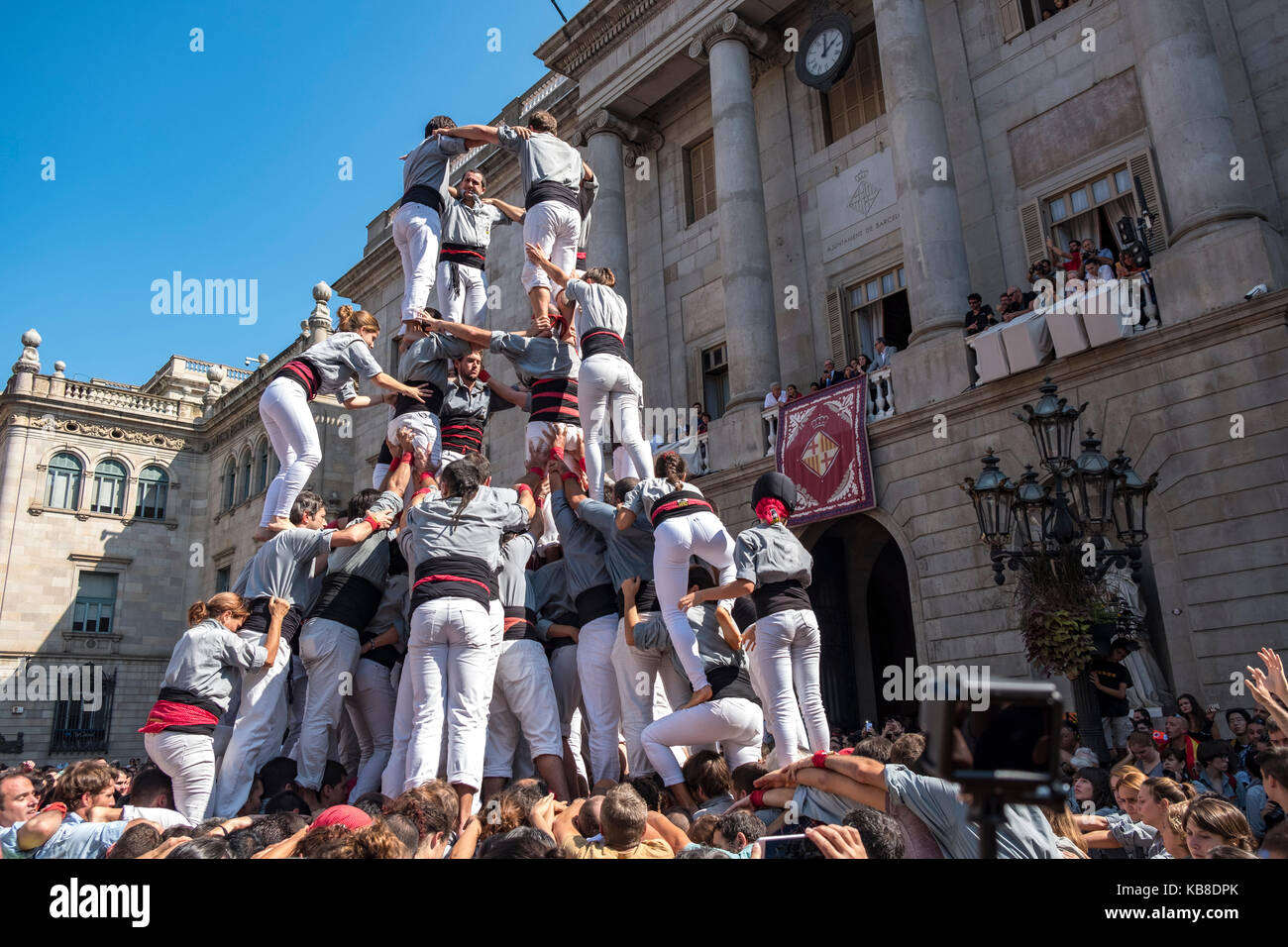 Una de las tradiciones más famosas de Cataluña es el de los "castells" (castillos), que son torres humanas que se levantan por la construcción de diferentes niveles de Foto de stock