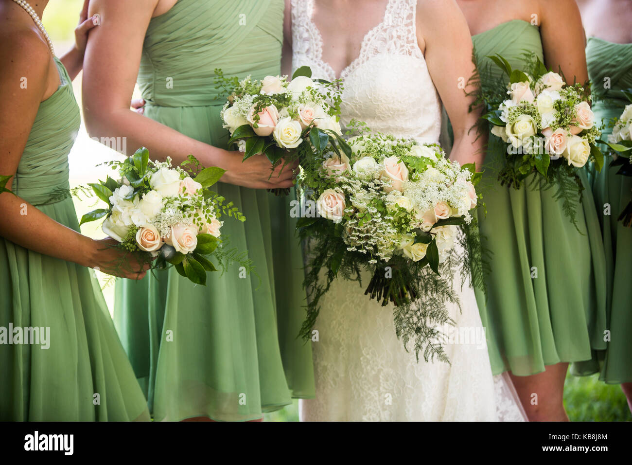 Un franco foto de la novia y sus damas de honor vestidos de verde claro  bridesmaid vestidos y sosteniendo un magnífico bouquet rosas blancas y  rosas con br del bebé Fotografía de