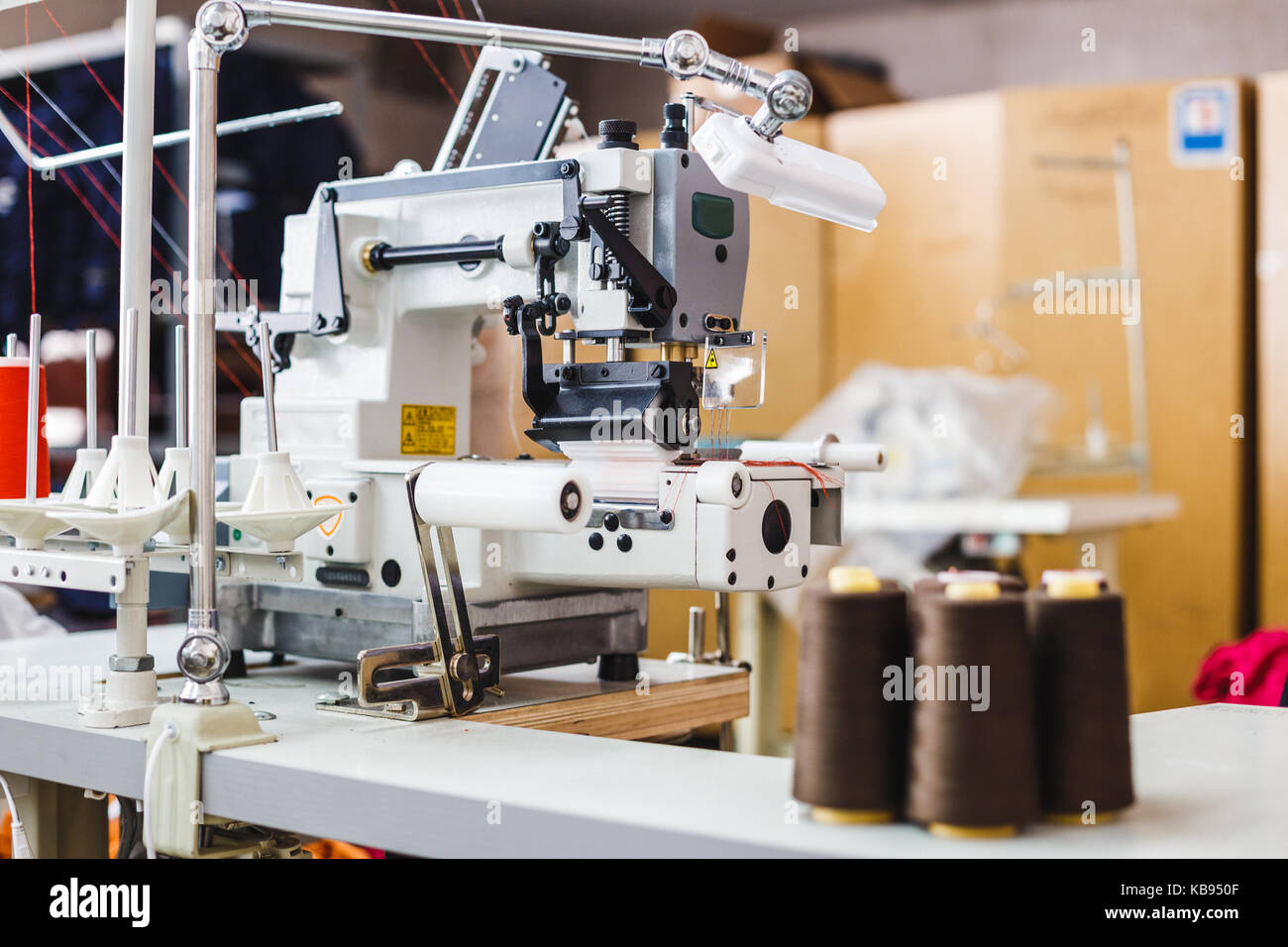 Máquina de coser overlock profesional. Equipo para el canteado, hemming o  empatar en sastres tienda de ropa Fotografía de stock - Alamy