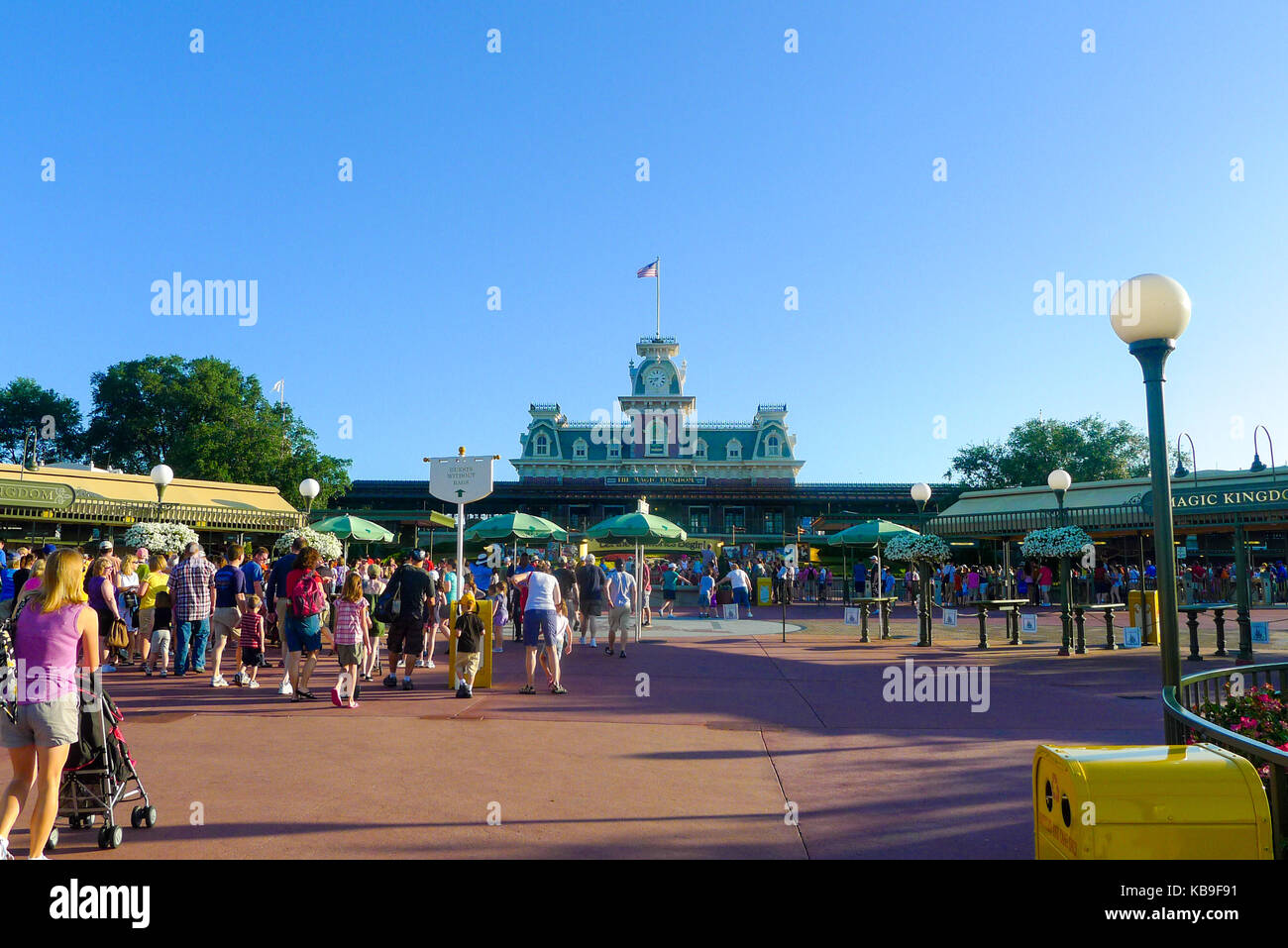 Llegada al Magic Kingdom en el sol de primera hora de la mañana, Disney World, Florida, EE.UU. Foto de stock