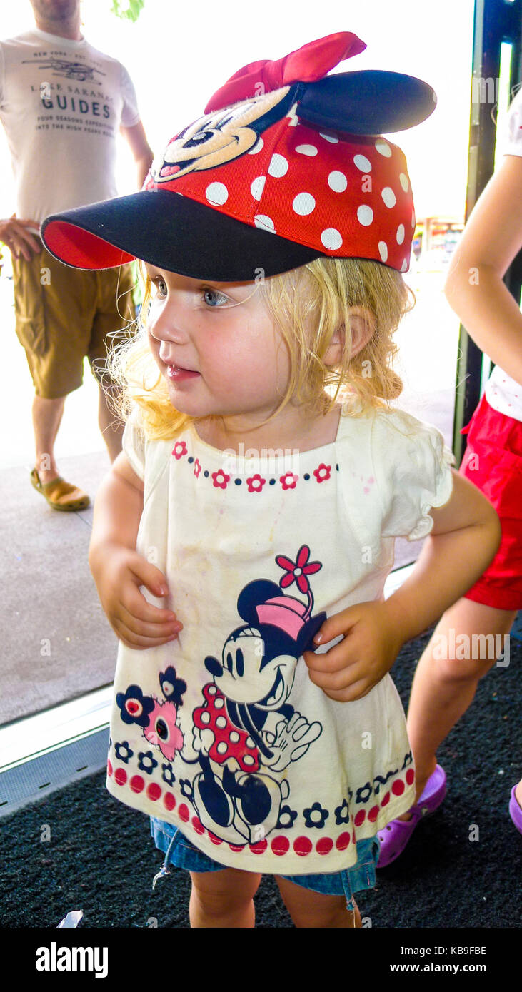 Niño Minnie vistiendo una y un sombrero con orejas en rojo y blanco polka dot en Disney World, Florida, de stock - Alamy