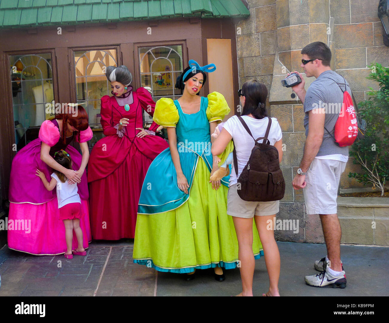 La madrastra de Cenicienta y feas hermanas de recibimiento y en Magic  Kingdom, Disney World, Orlando, Florida, EE.UU Fotografía de stock - Alamy