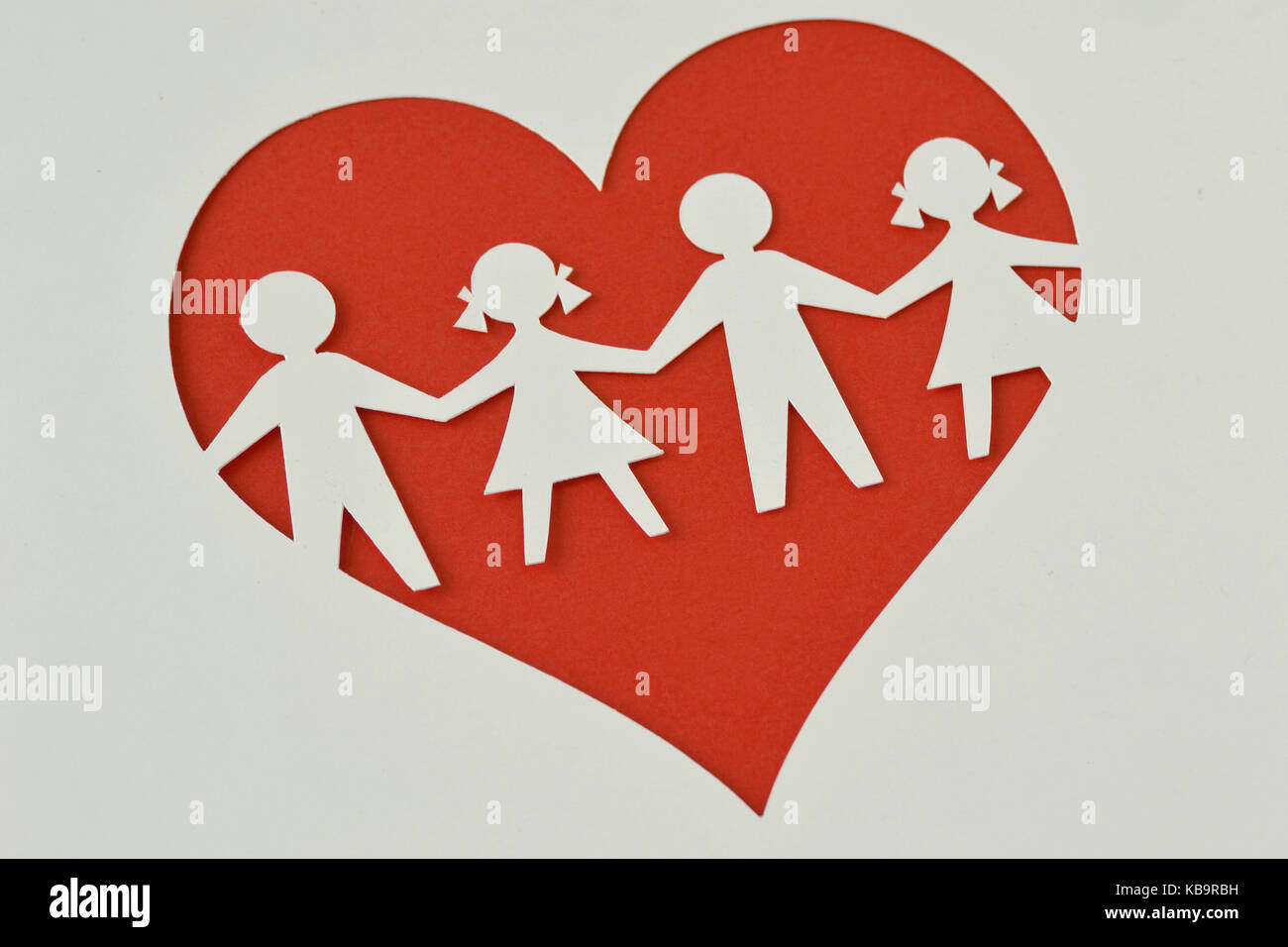 Cortar silueta del papel de los niños en una cadena de corazón - la  protección del niño y el concepto de amor Fotografía de stock - Alamy