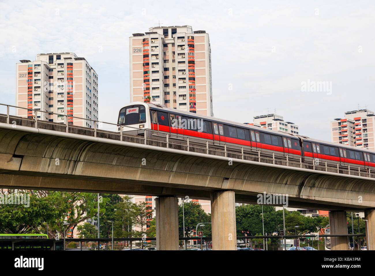 Singapur - Septiembre 11, 2017: Singapur smrt (Mass Rapid Transit) metro viaja sobre los rieles elevados, a través de un barrio de viviendas públicas el smrt. Foto de stock