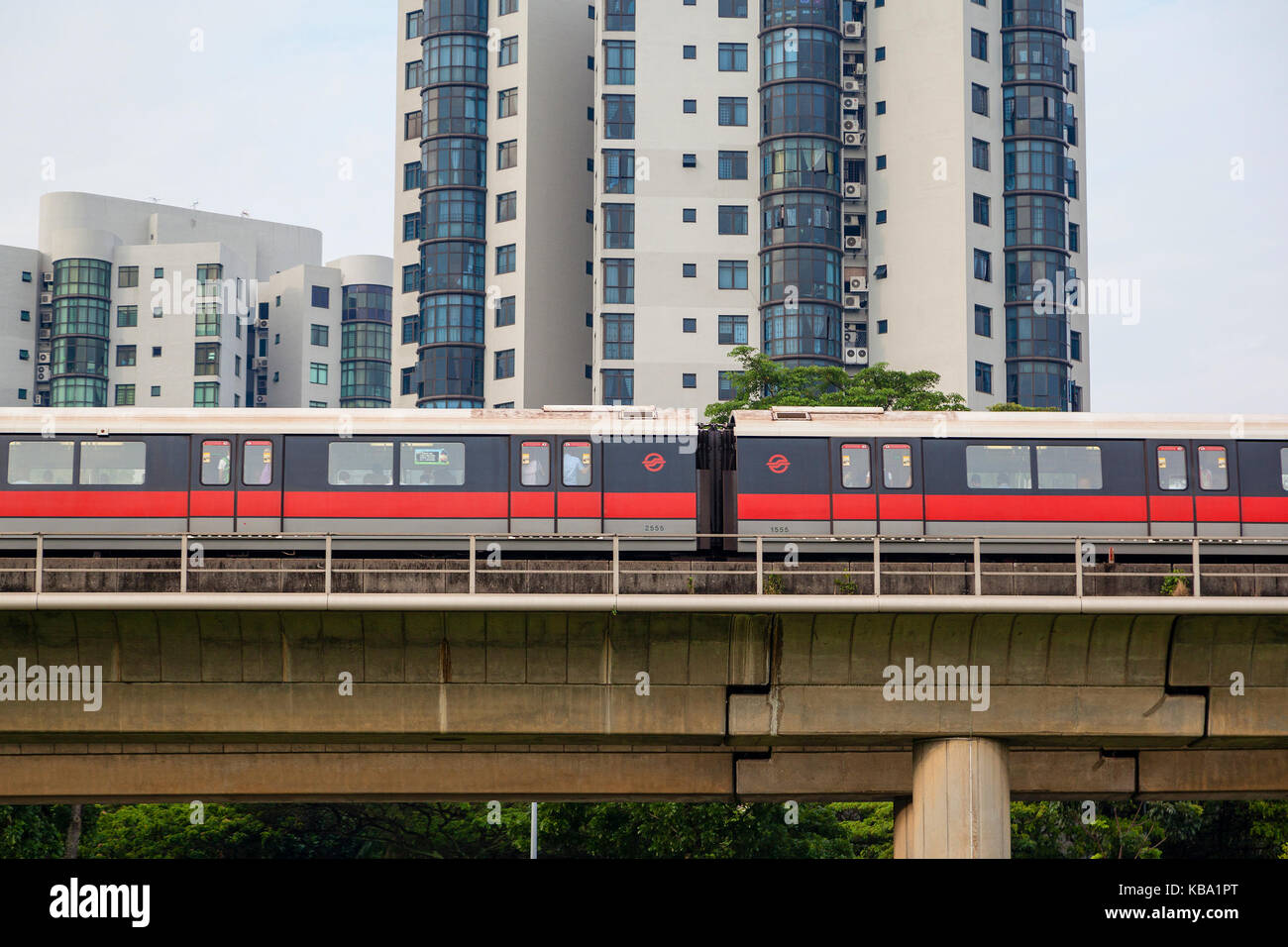 Singapur - Septiembre 11, 2017: Singapur smrt (Mass Rapid Transit) metro viaja sobre los rieles elevados, a través de un barrio de viviendas públicas el smrt. Foto de stock