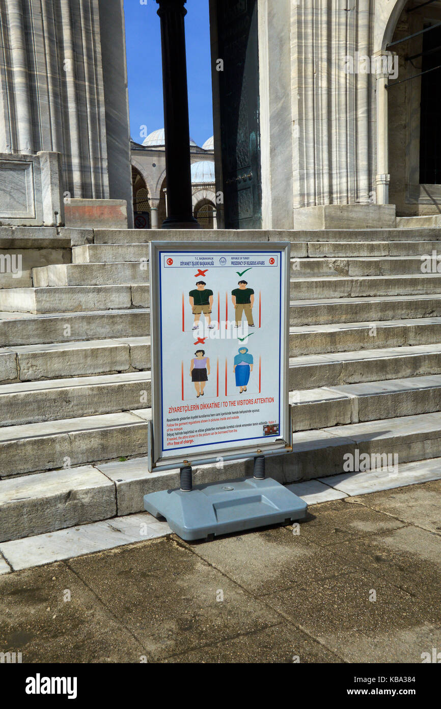 Cartel informativo con las normas de comportamiento para la entrada de turistas a la Mezquita del Sultan Ahmed (Mezquita Azul). Estambul. Turquía. Foto de stock