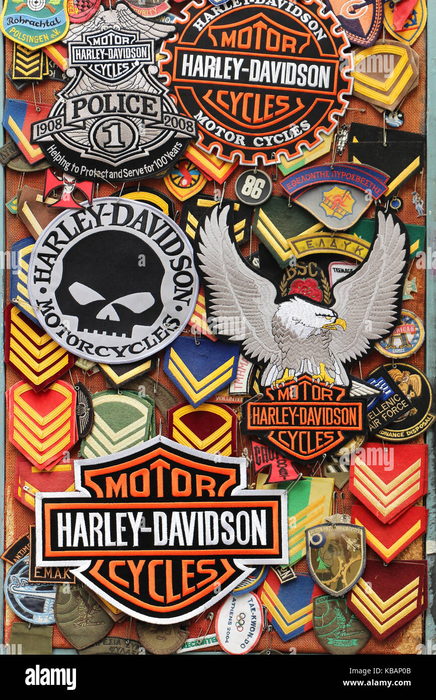 Atenas, Grecia - Mayo 02, 2015: Harley Davidson y otros parches utilizados  por los ciclistas cosido a su ropa que representa el estilo de vida de  motos vendidas en vin Fotografía de stock - Alamy