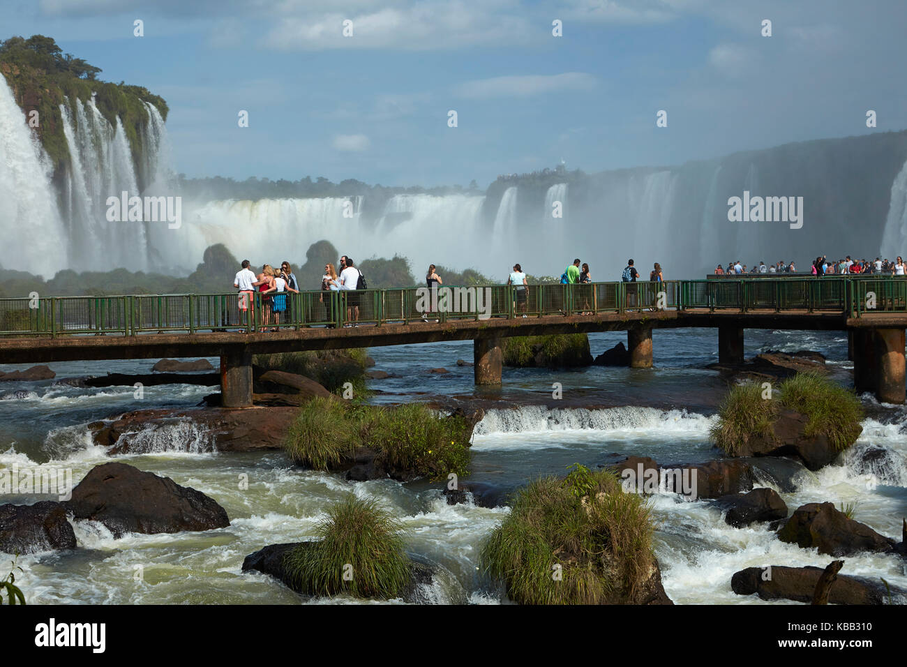 Turistas en plataforma de observación en el lado de Brasil de las Cataratas del Iguazú, frontera Brasil - Argentina, América del Sur Foto de stock