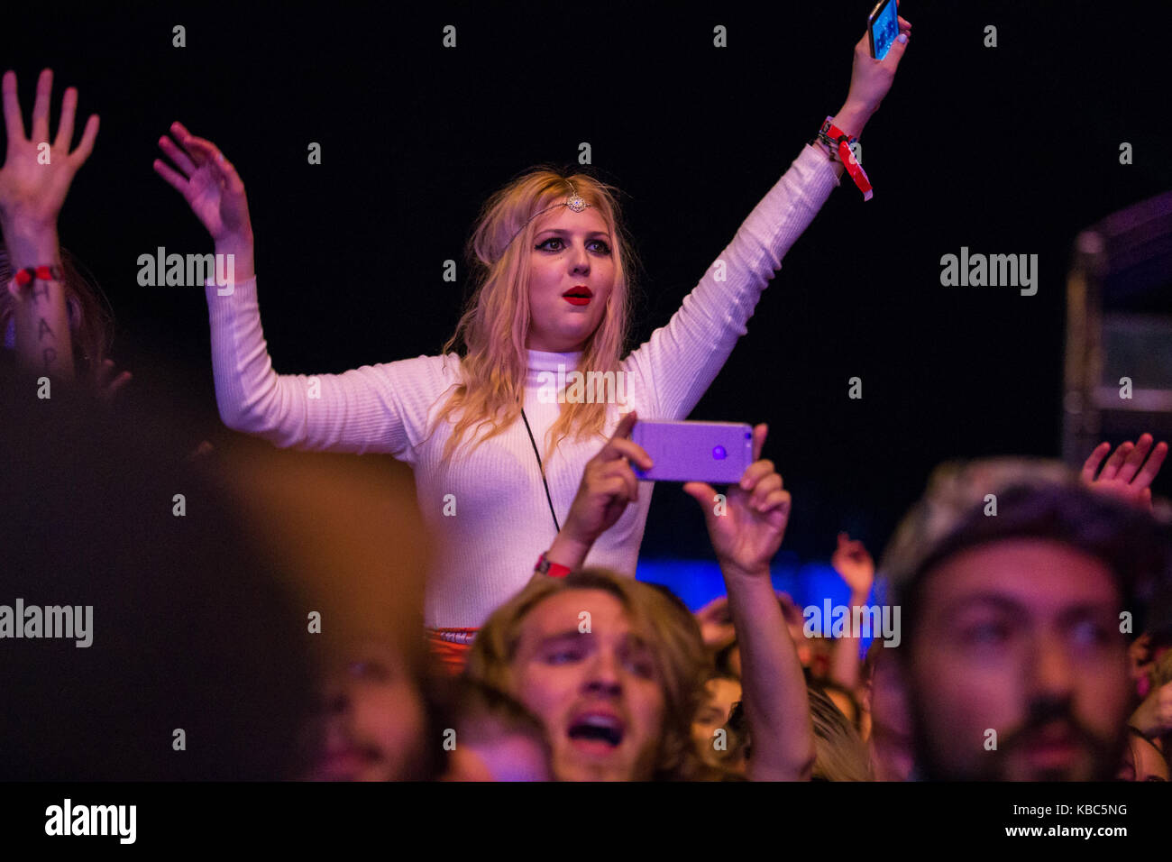 Los asistentes al festival y a los fanáticos de la música asistir a un concierto con la banda australiana tame impala que actúa en el festival de música lollapalooza 2015 en Berlín, Alemania, 13/09 2015. Foto de stock