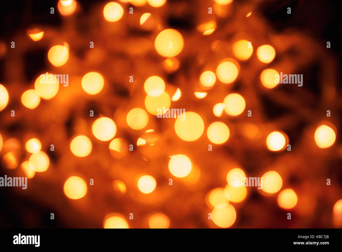 Resumen cerca de muchos de desenfoque circular naranja luces navideñas tomadas con lentes vintage de helios 44-2 durante la noche Foto de stock