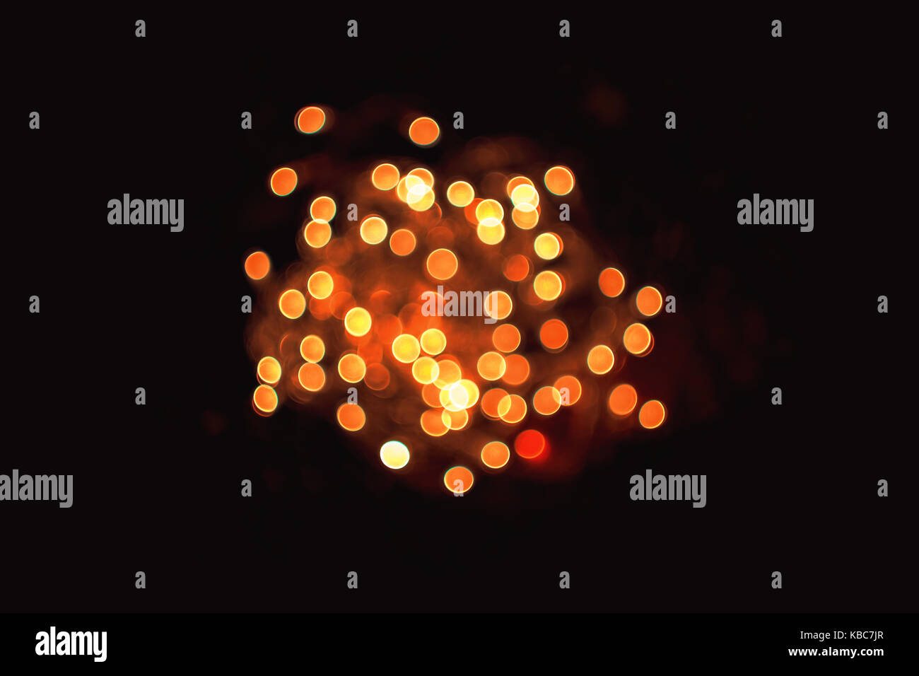 Resumen cerca de contorneado swirly desenfocado naranja luces navideñas tomadas con lentes vintage de helios 44-2 durante la noche Foto de stock