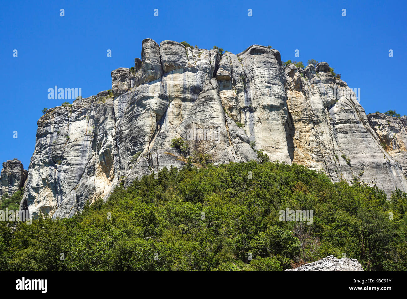 Montaña vertical . La escalada en roca de los escarpados acantilados de la montaña . Foto de stock