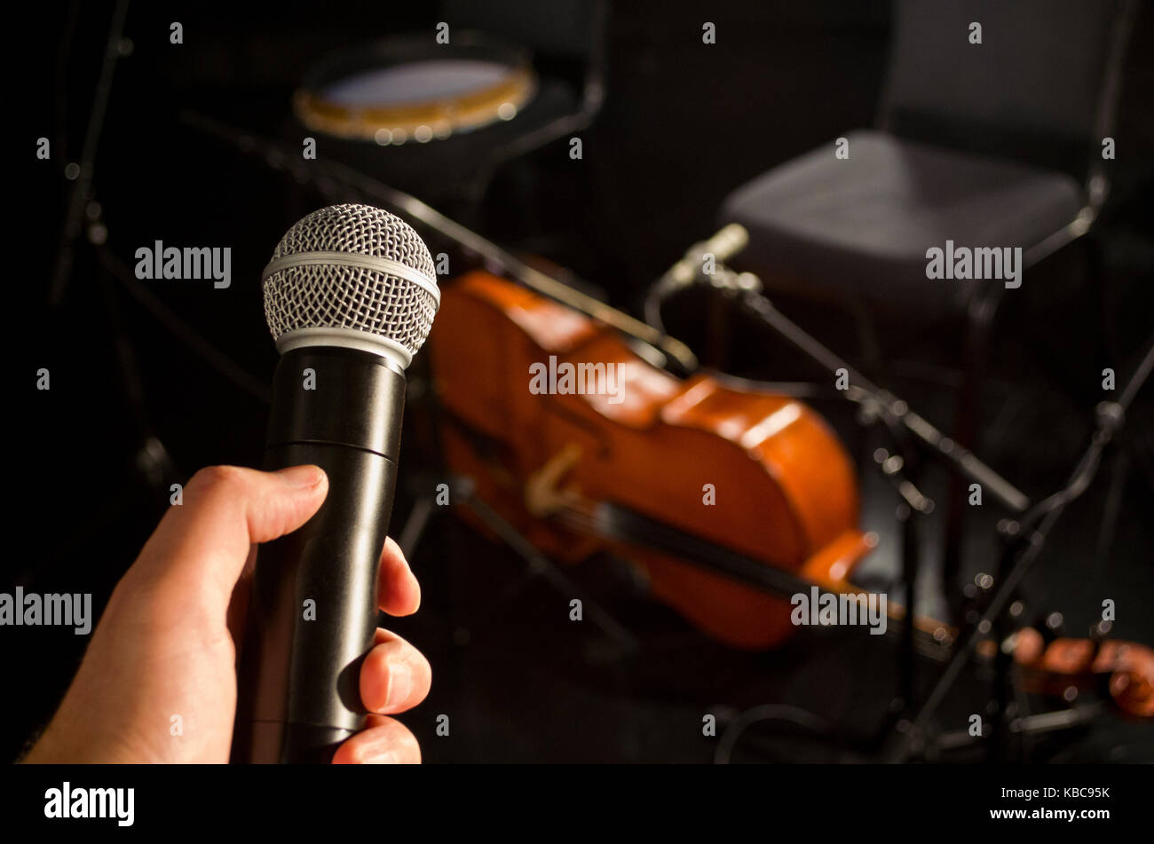 Micrófono de audio y desenfoque de fondo de instrumentos musicales  Fotografía de stock - Alamy