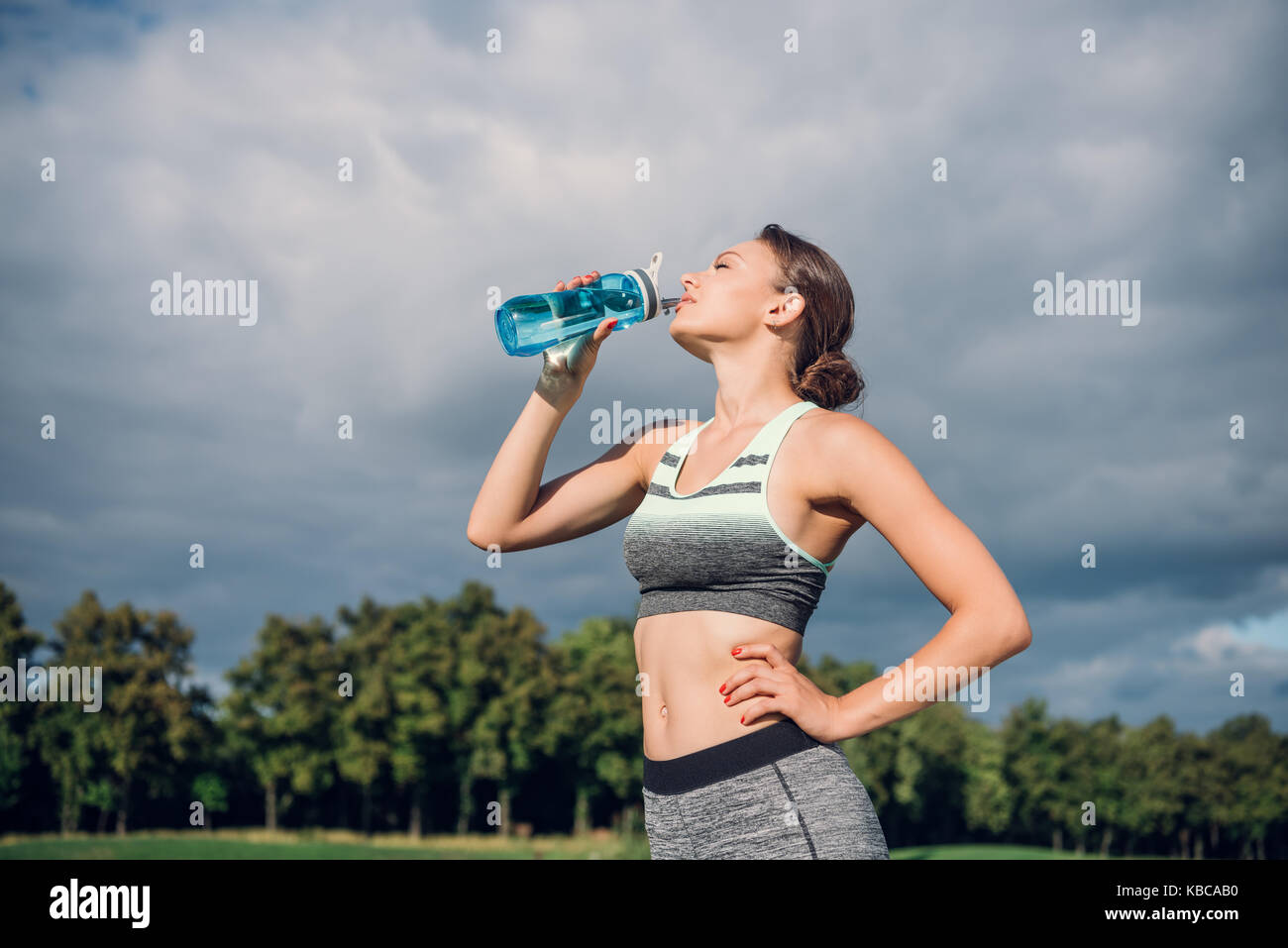 Mujer con la botella de agua Foto de stock