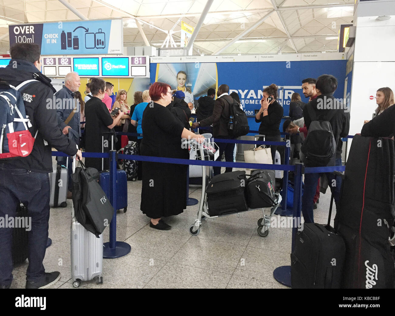 La escena en los mostradores de facturación de Ryanair (tomada a las 14:36  hrs) al aeropuerto de Stansted de Londres, Essex. Ryanair ha sido acusado  por el regulador de la aviación de