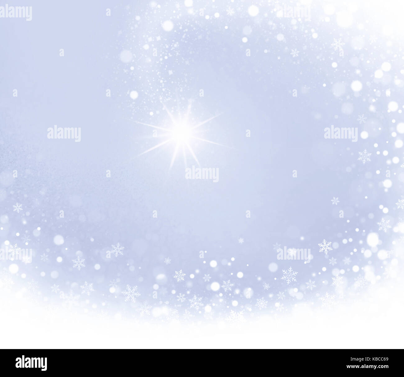 Estrella fugaz que brilla a través de un fondo de navidad de plata Foto de stock