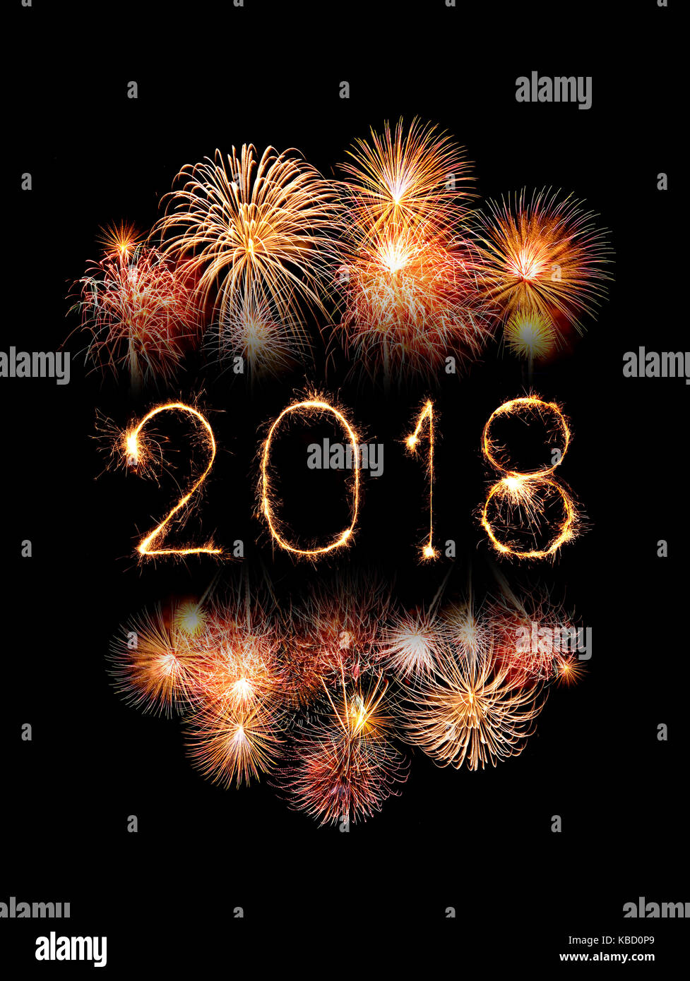 Feliz año nuevo 2018 escrito con destellos de fuegos artificiales por la noche Foto de stock