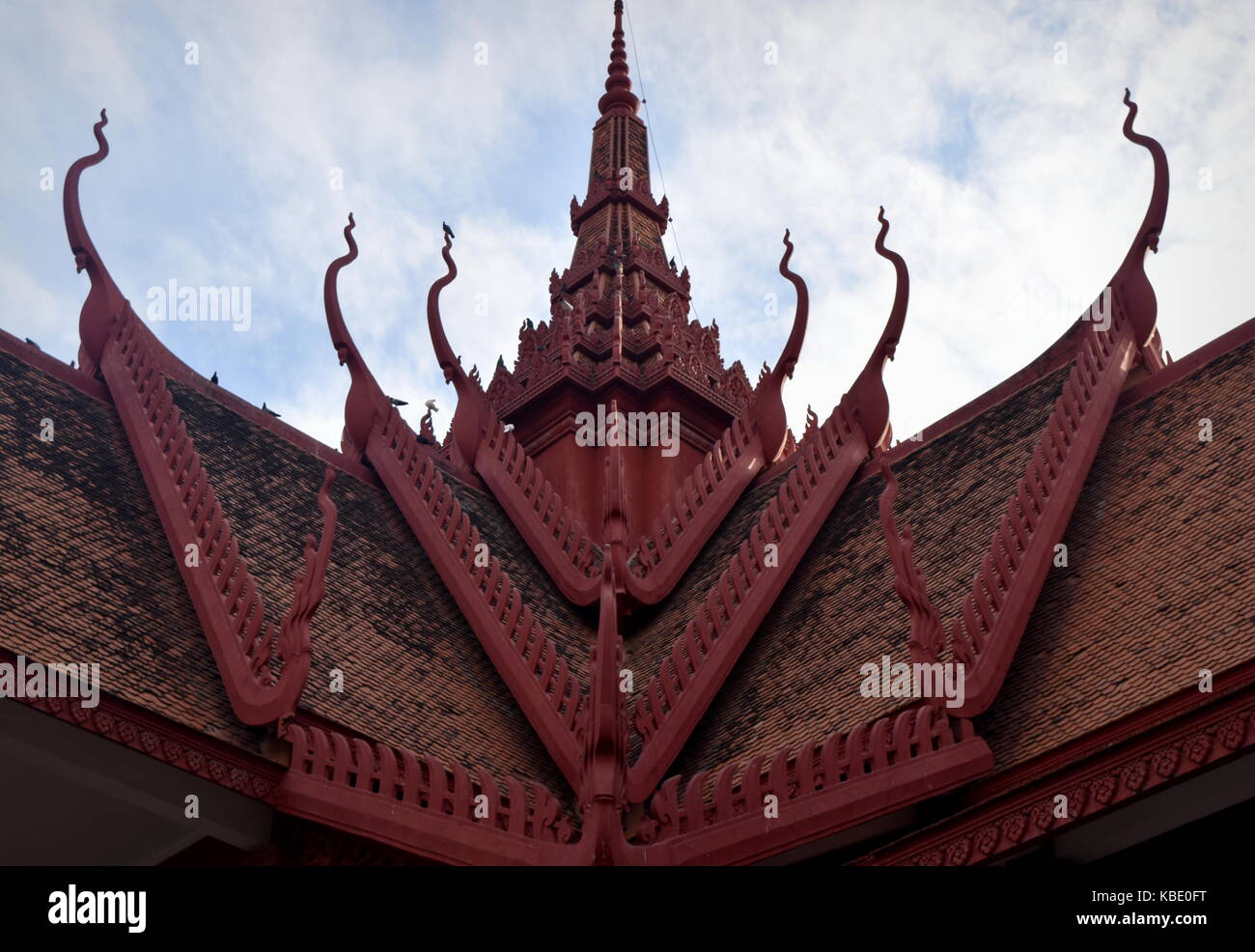 Única arquitectura Khmer en los techos del Museo Nacional de Camboya en Phnom Penh Foto de stock