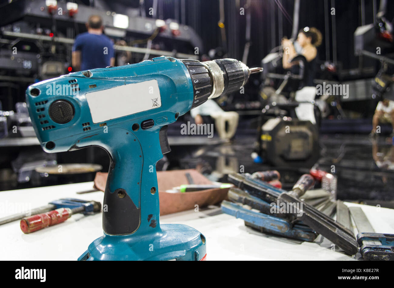 Cargada taladros y herramientas están esperando para trabajar en la mesa  Fotografía de stock - Alamy