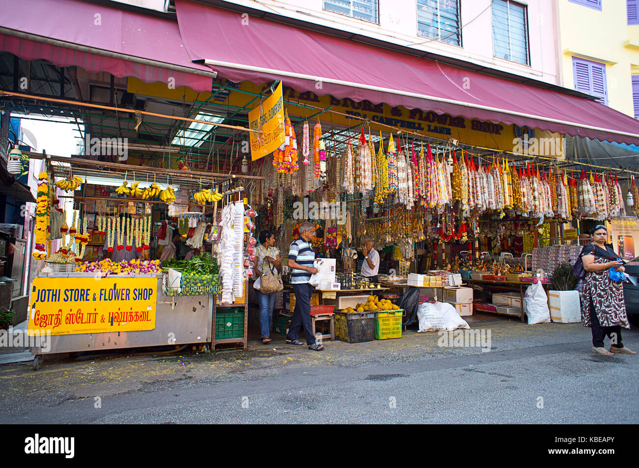 Hilera de tiendas en Little India, centro de la gran comunidad india de la ciudad y uno de sus distritos más vibrantes. Singapur Foto de stock